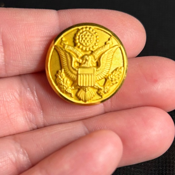 VTG Post WW2 1940s Dress Army Golden Eagle buttons, still attached to card. - Picture 3 of 5
